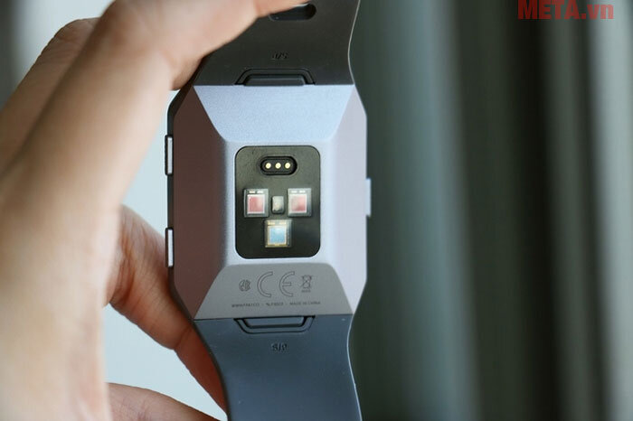 Đồng hồ đeo tay thông minh theo dõi sức khỏe và hỗ trợ tập luyện Fitbit Ionic