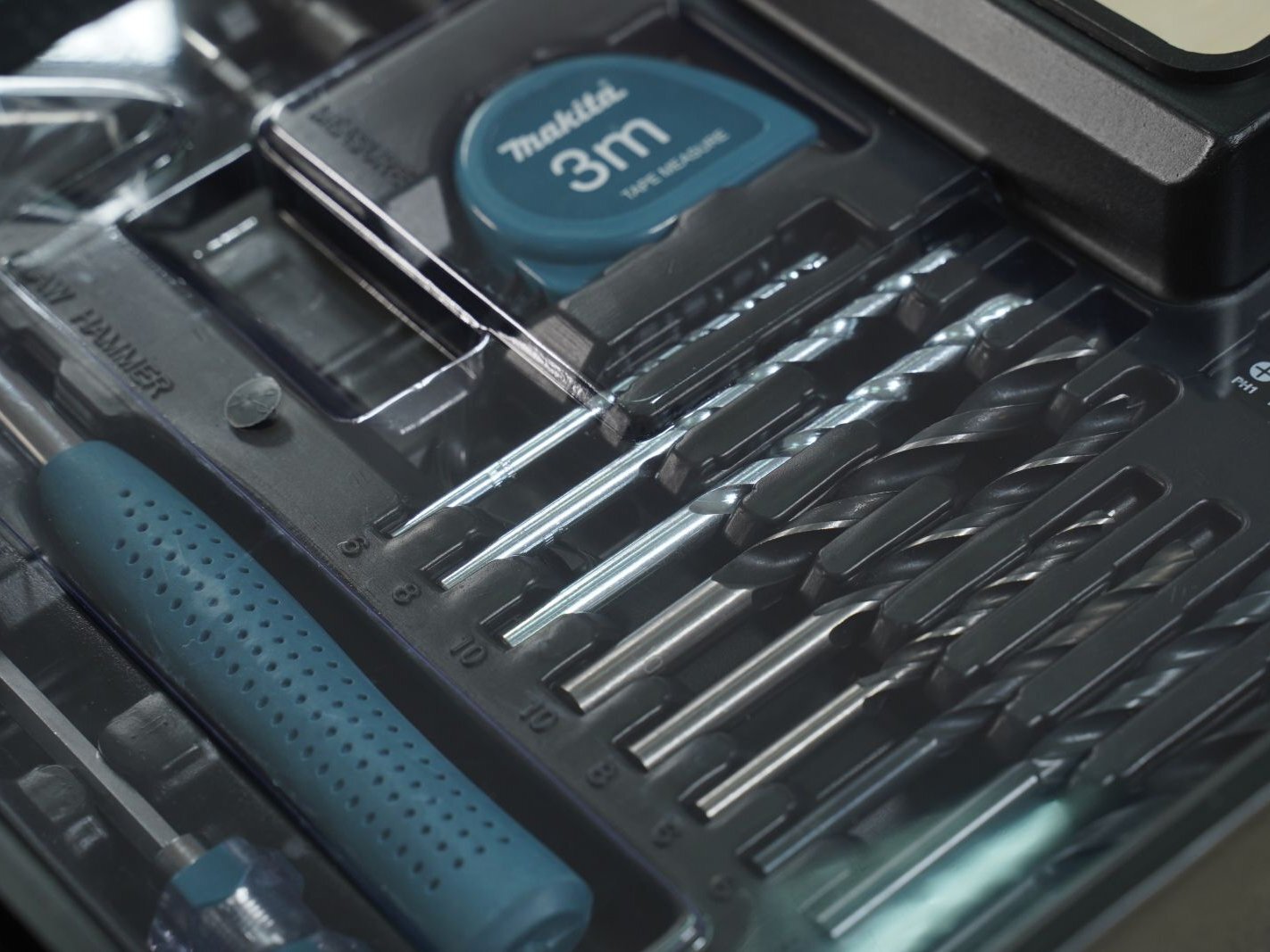 Máy khoan Makita M8103KX2B đi kèm mũi khoan có chất lượng tốt