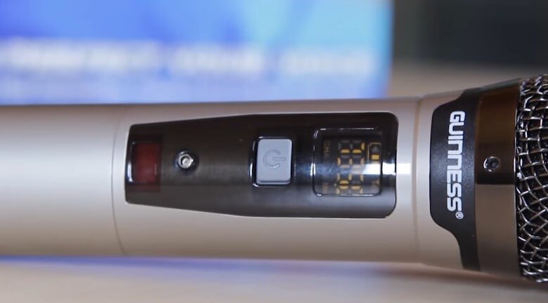 Micro không dây Guinness M-810S có chất âm trong trẻo, màn hình LCD hiển thị tần số dễ quan sát