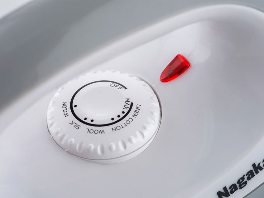 Bàn là khô Nagakawa NAG1502 có bảng điều chỉnh nhiệt độ