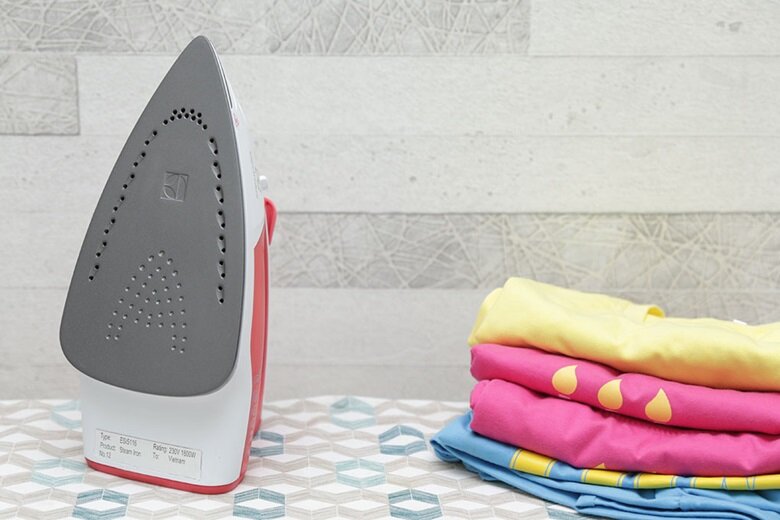 Bàn ủi hơi nước Electrolux ESI5113 Bàn ủi hơi nước Electrolux ESI5113