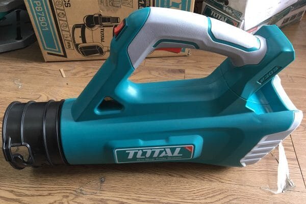 Máy thổi bụi pin 20V Total TABLI2002