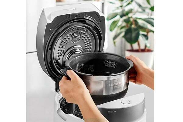 Lòng nồi bằng chất liệu cao cấp Nồi cơm điện cao tần Cuckoo CRP-LHTR1010FW