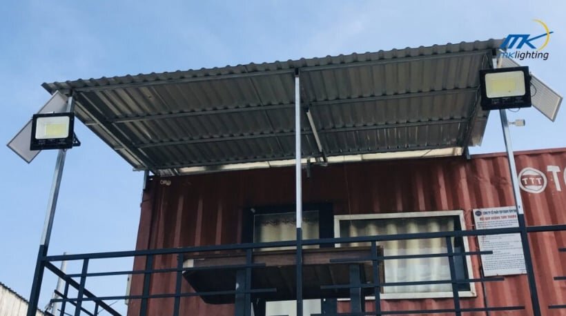 Đèn pha năng lượng mặt trời 