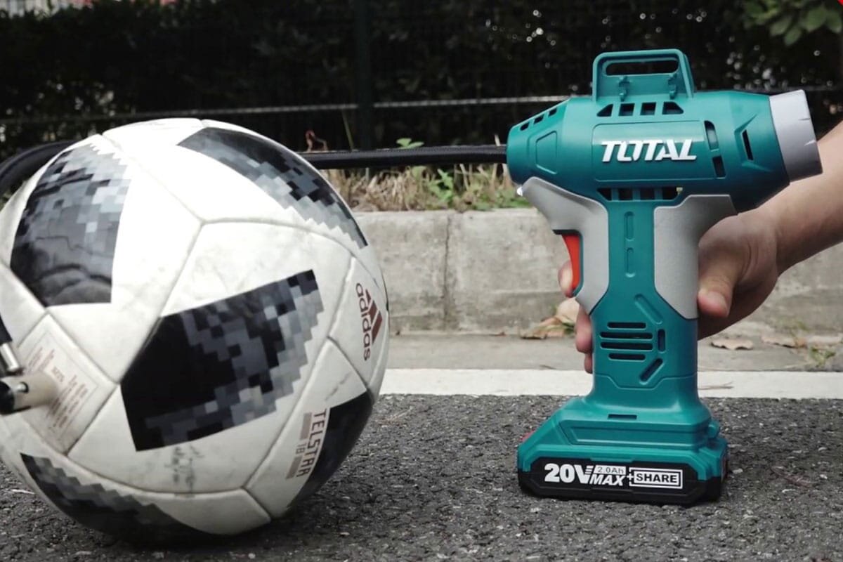 Máy bơm hơi cầm tay tự động pin lithium 20v Total TACLI2001