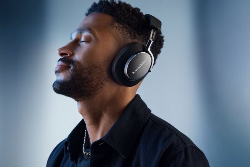 Bowers & Wilkins Px8 pin 30 giờ