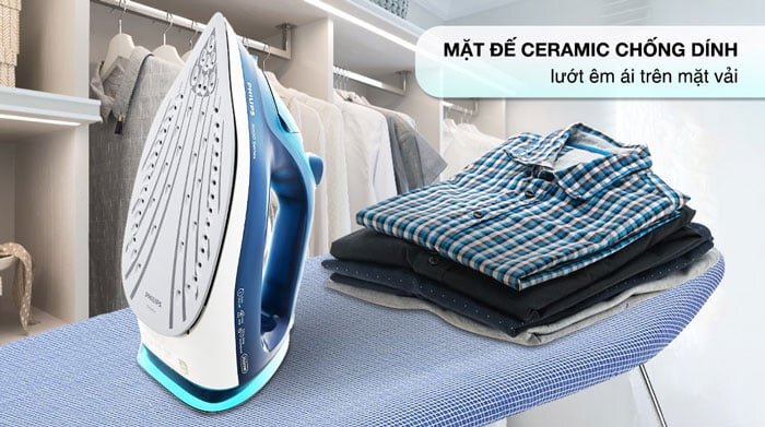 Mặt đế của bàn ủi hơi nước Philips DST3040/70 được làm bằng gốm chống dính