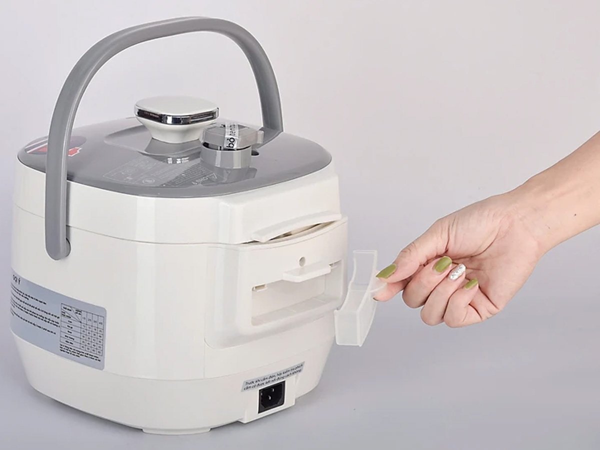 Thân nồi bền bỉ kết hợp với tay xách tiện lợi Nồi áp suất Bennix BN-25P (2.5 lít)