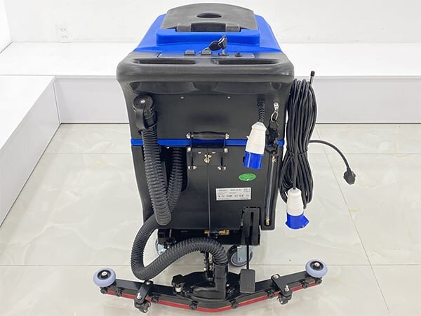 HiClean HC50B có hai thùng độc lập chứa nước sạch và nước thải