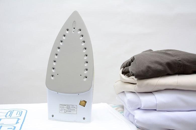 Bàn ủi hơi nước Electrolux ESI400 Bàn ủi hơi nước Electrolux ESI400