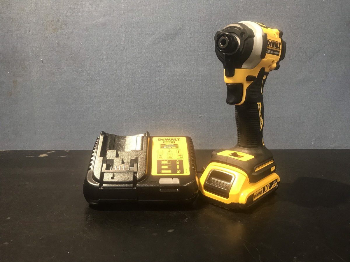 Máy vặn vít dùng pin DeWalt DCF850D2 kèm 2 pin, 1 sạc Máy vặn vít dùng pin DeWalt DCF850D2