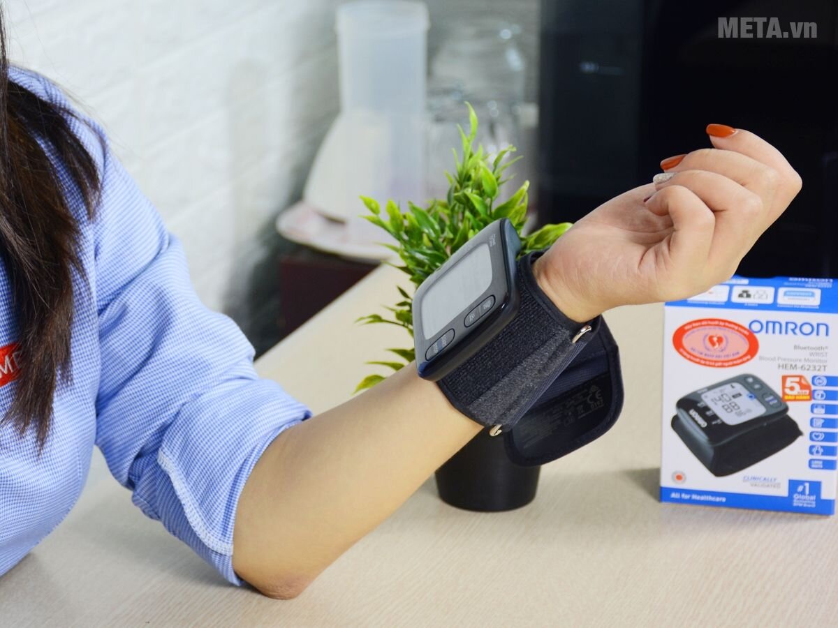 Máy đo huyết áp cổ tay Omron HEM-6232T