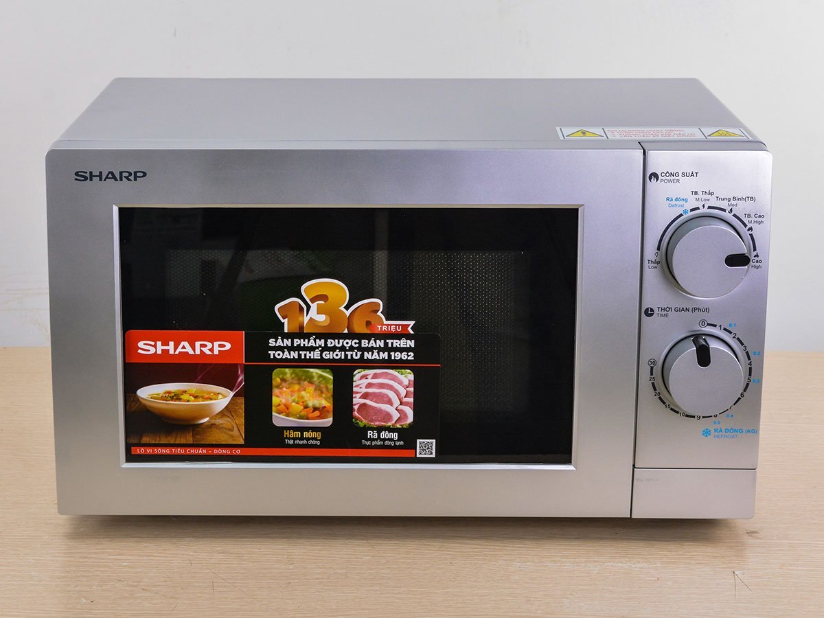 Cửa lò vi sóng Sharp R 207VN SL được làm bằng kính chịu nhiệt dày dặn