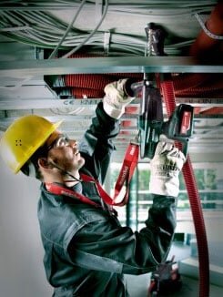 Thao tác khoan trên cao dễ dàng máy khoan búa dùng pin