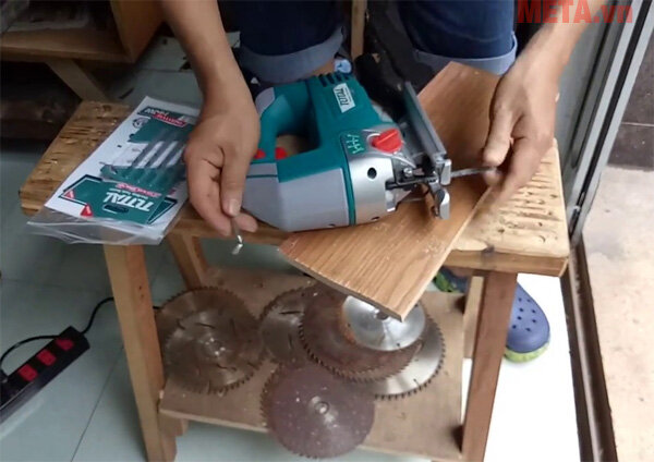 Máy cưa lọng Total TS205656