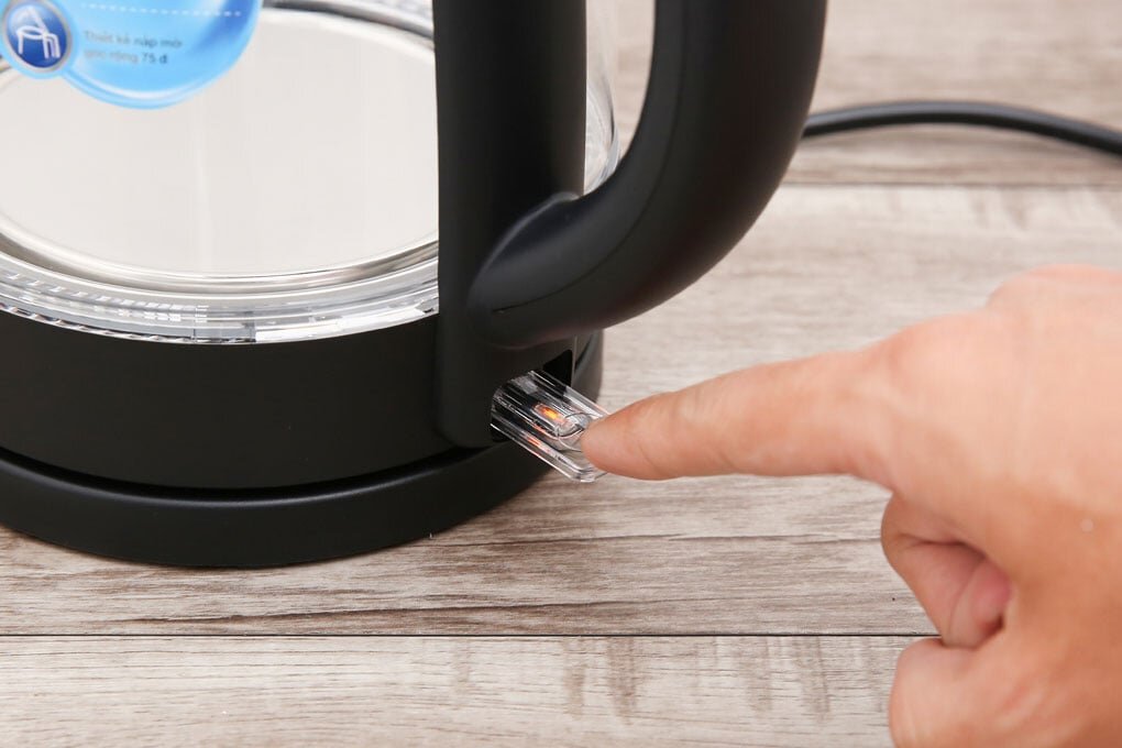 Khi sử dụng bình đun siêu tốc Midea MK-18GC, người dùng có thể bật tắt thiết bị bằng nút nhấn tiện lợi ở phần đáy bình