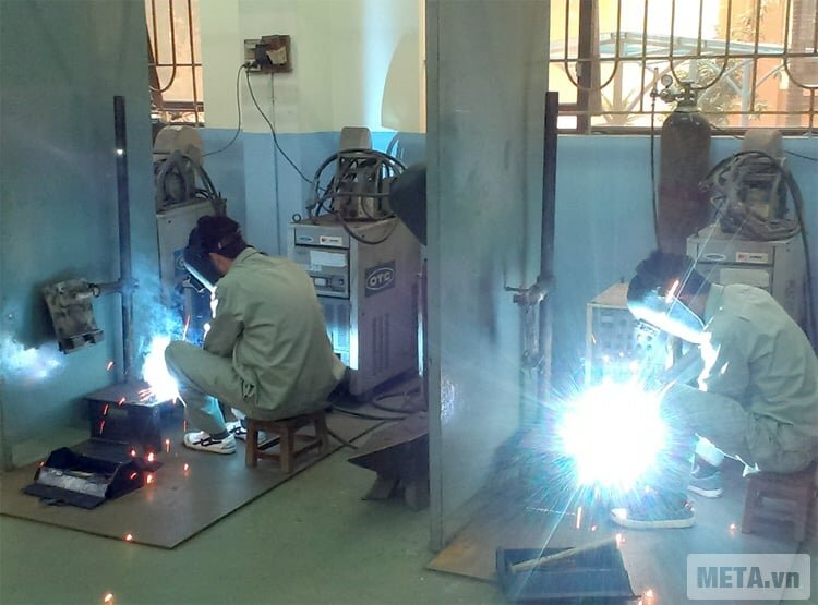 Máy hàn Oshima Mos 200N chuyên sử dụng tại các nhà xưởng hay khu chế xuất.