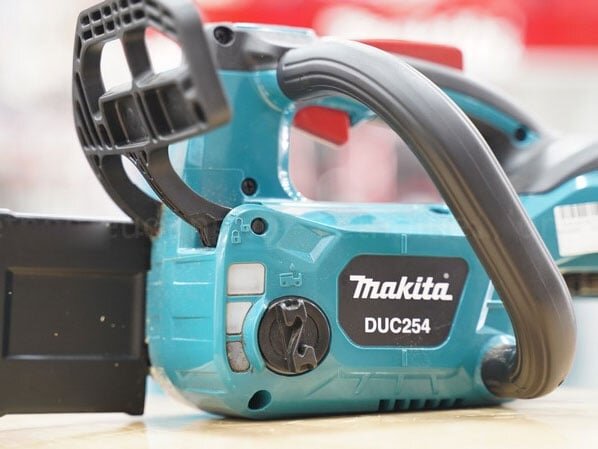Makita DUC254Z dùng pin với mô tơ mạnh mẽ Makita DUC254Z