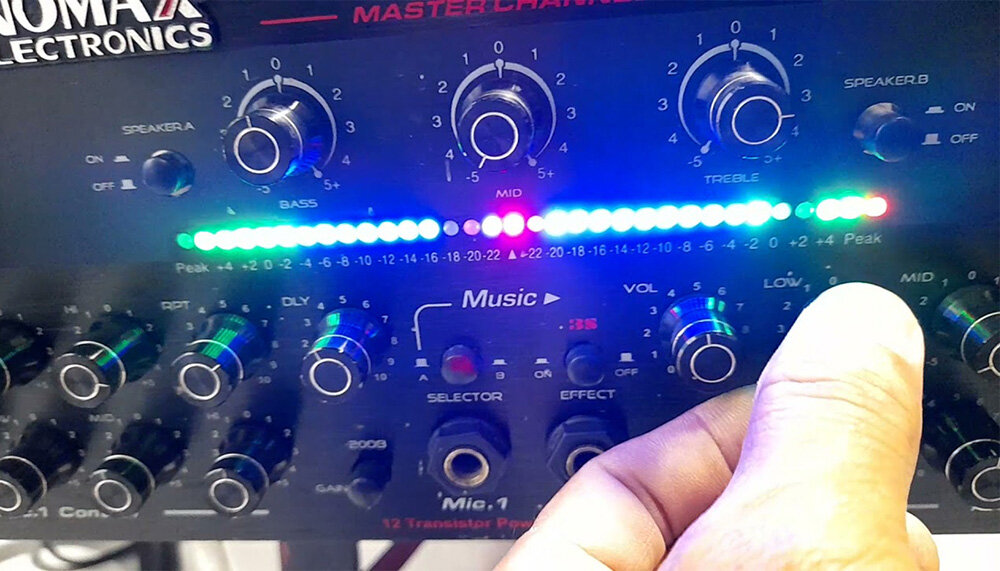 Amply Nanomax SH-8802A có dải đèn LED nhấp nháy ấn tượng