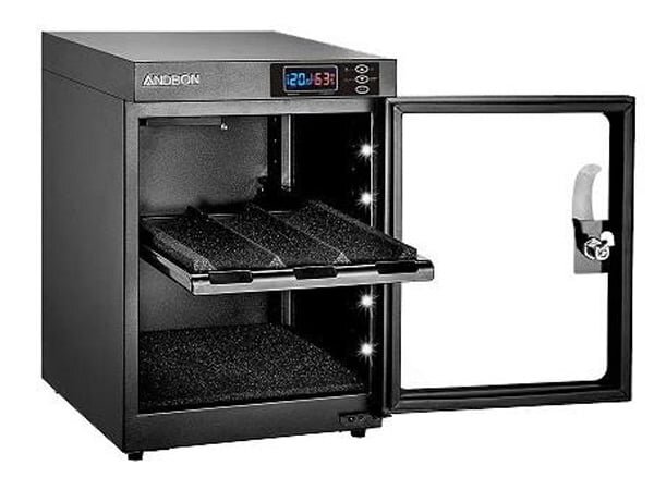 Tủ chống ẩm ANDBON AD-30S có một khay nhựa kéo ra, kéo vào linh hoạt