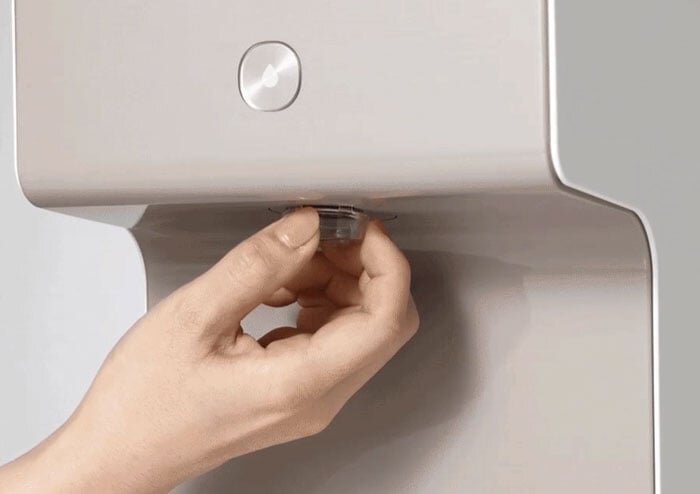 Coway Cinnamon P-6320R có nắp vòi lấy nước trong suốt, có thể tháo ra dễ dàng