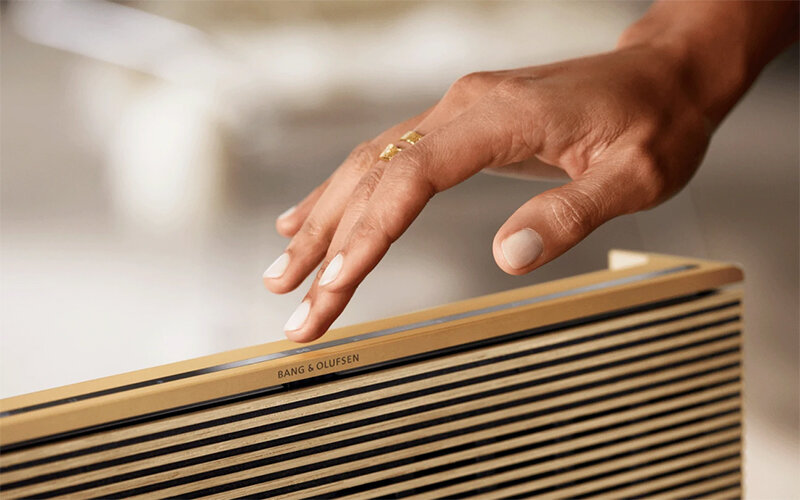 Cảm biến trên loa sáng đèn khi chạm tay vào 