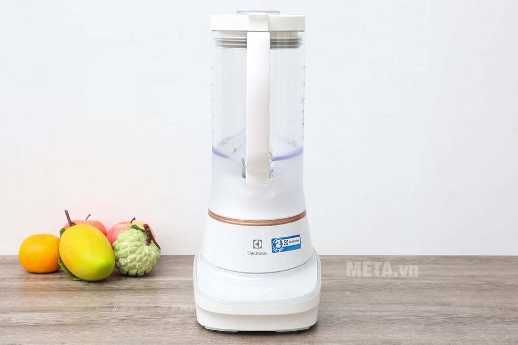 Thiết kế gọn gàng, màu trắng viền nâu tôn thêm phần nổi bật cho sản phẩm Máy xay sinh tố