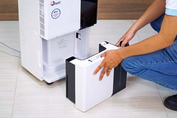 Máy hút ẩm dân dụng FujiE HM-630EN có bình nước dung tích 6,5 lít Máy hút ẩm dân dụng FujiE HM-630EN có bình nước dung tích 6,5 lít
