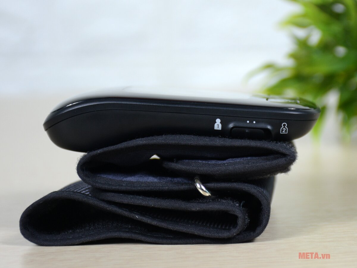 Máy đo huyết áp cổ tay Omron HEM-6232T