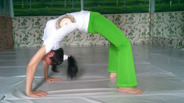 Tư thế nằm ngửa thẳng, 2 chân co gối lại, đặt bàn chân sát sàn và tách 2 bàn chân ngang bằng hông.