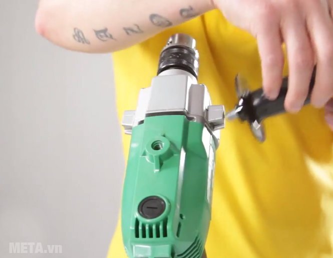 Máy khoan sắt Hitachi D13 720W