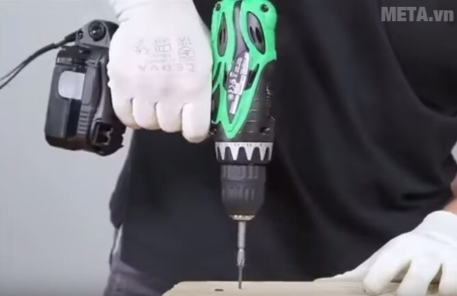 Máy khoan bắt vít dùng pin Hitachi DS14DVF3 bắt vít trên gỗ dễ dàng. Máy khoan bắt vít dùng pin Hitachi DS14DVF3 bắt vít trên gỗ dễ dàng.