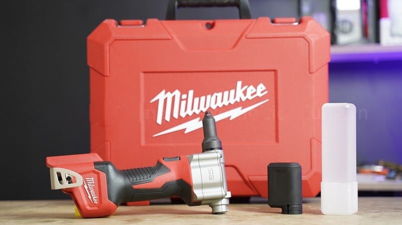 Máy bắn đinh rút