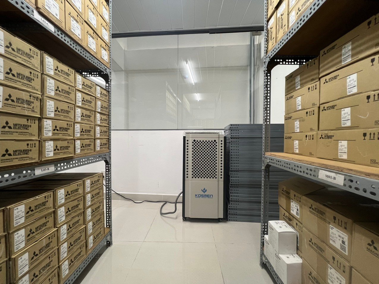 Máy hút ẩm công nghiệp Kosmen KM-150S có thiết kế đơn giản, tích hợp 4 bánh xe 