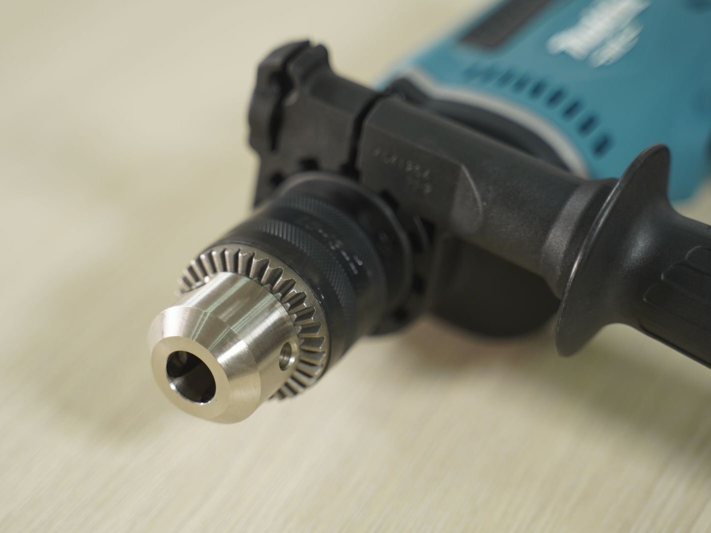 Máy khoan Makita M8103KX2B có thể khoan trên nhiều chất liệu khác nhau