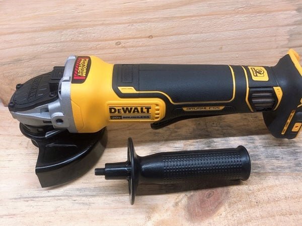 Dewalt DCG413B 20V thiết kế nhỏ gọn, dễ dàng thao tác Dewalt DCG413B 20V