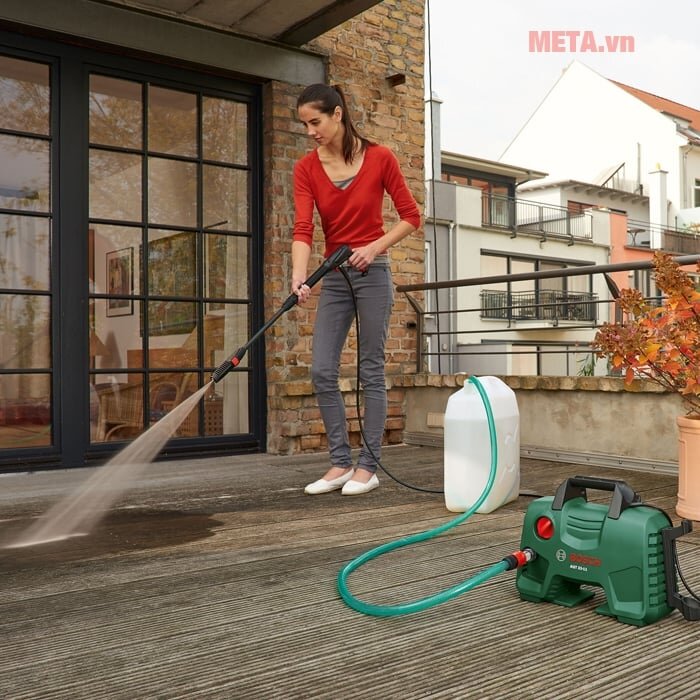 Máy rửa xe Bosch Easy Aquatak 110  có khả năng tự hút nước từ xô chậu
