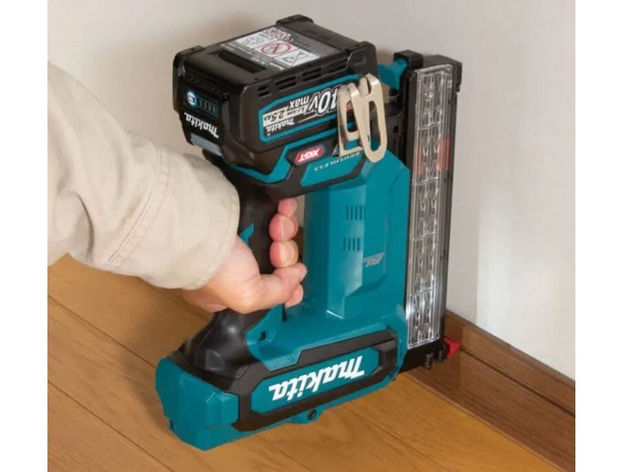 Máy bắn đinh dùng pin Makita FN001GZ02 Máy bắn đinh dùng pin Makita FN001GZ02