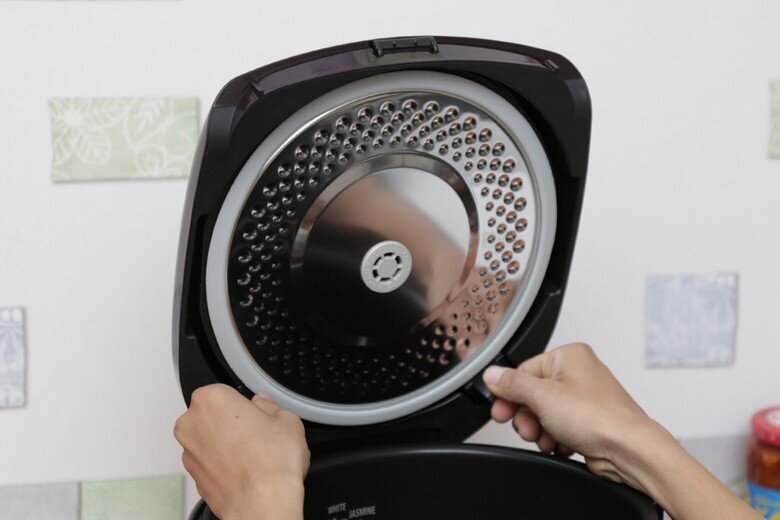 Nồi cơm điện từ Hitachi RZ-GHE18 1.8 lít Nồi cơm điện từ Hitachi RZ-GHE18 1.8 lít