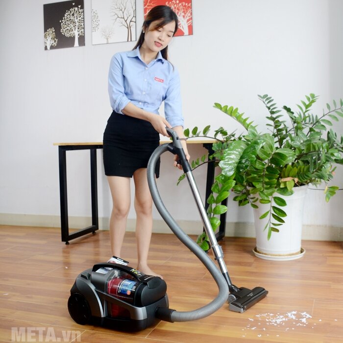 Máy hút bụi Panasonic MC-CL777HN49