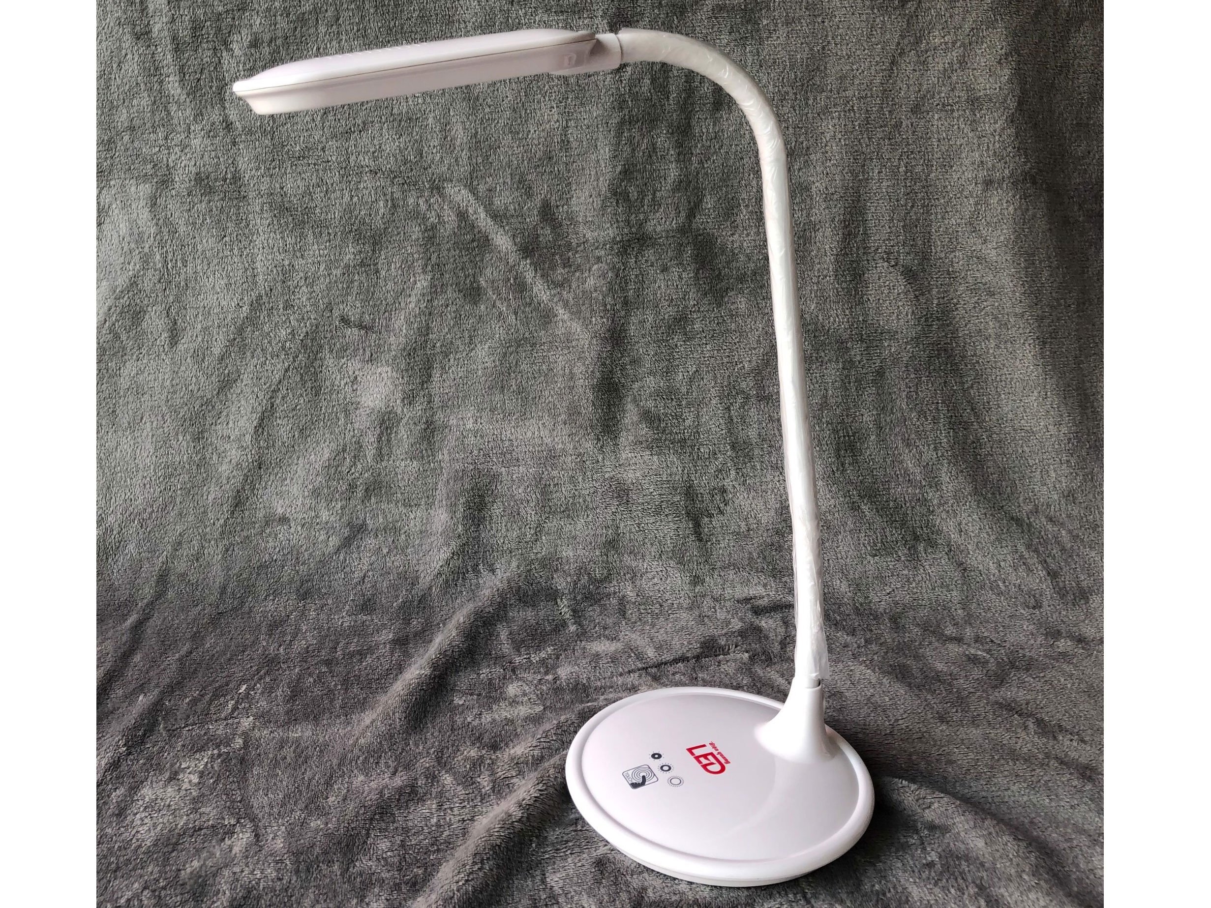 Máng đèn điều chỉnh được góc chiếu sáng Đèn bàn led