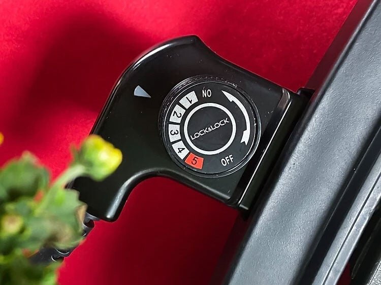 Bề mặt bếp nướng Lock&Lock EJG211BLK có 5 mức điều chỉnh công suất/nhiệt độ