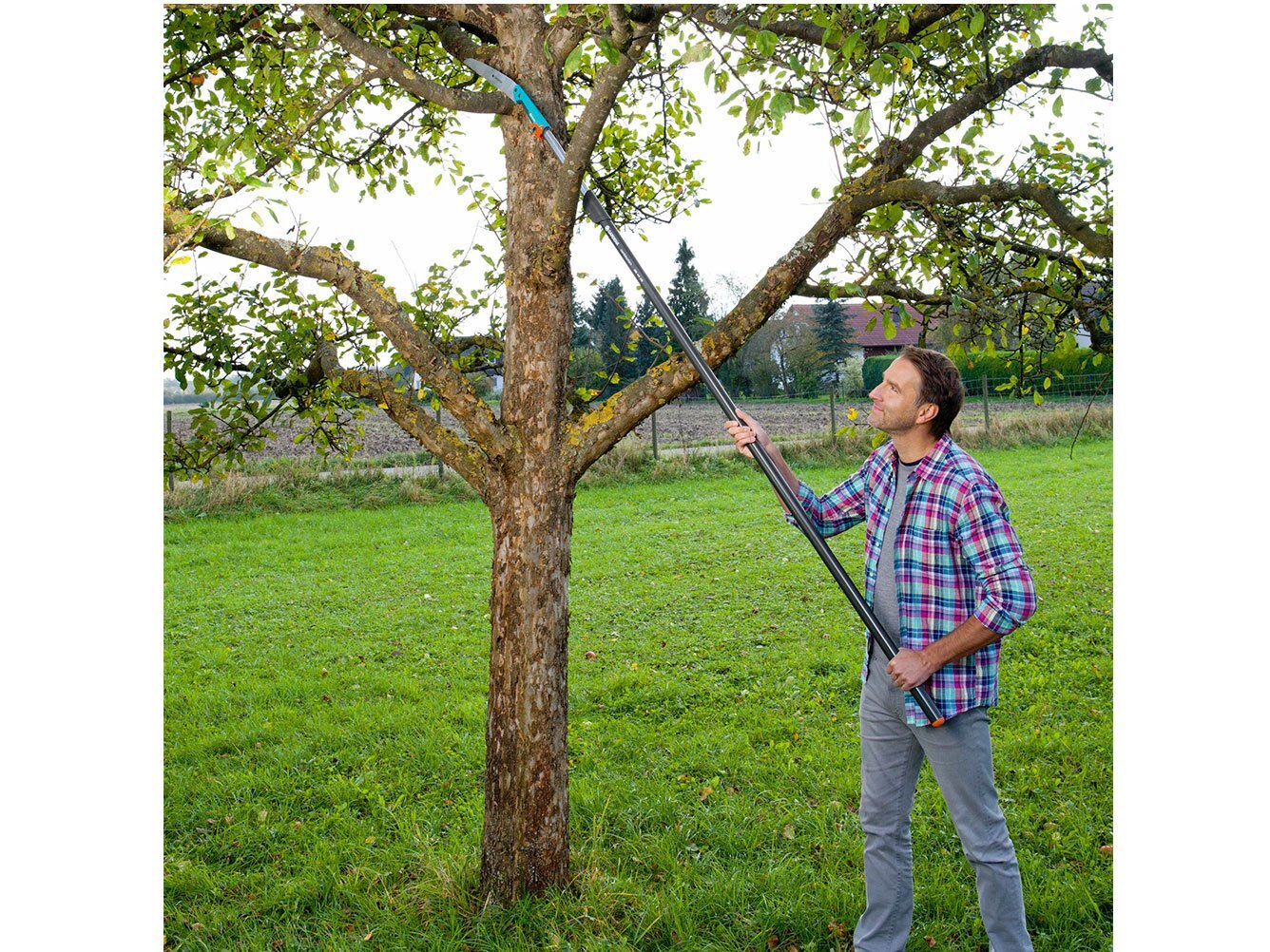 Gardena 08737-20 khi kết nối vào cán cầm đa năng  Gardena 08737-20