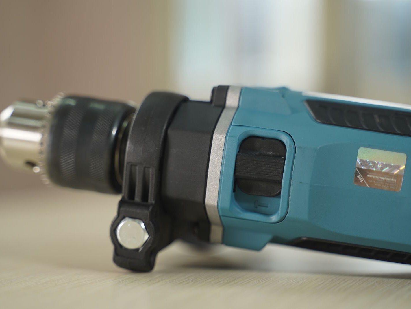 Máy khoan Makita M8103KX2B có nút chuyển đổi 2 chế độ