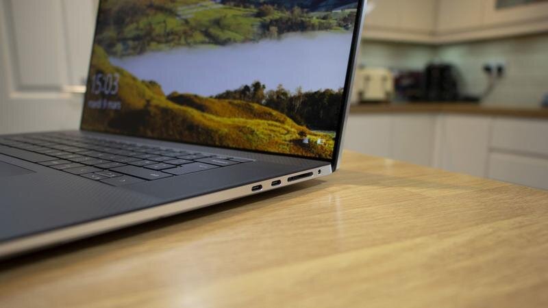 Cấu hình phần cứng của Dell XPS 17 9700 phù hợp với nhu cầu thiết kế, chỉnh sửa ảnh, chơi game giải trí (Ảnh: Techadvisor).