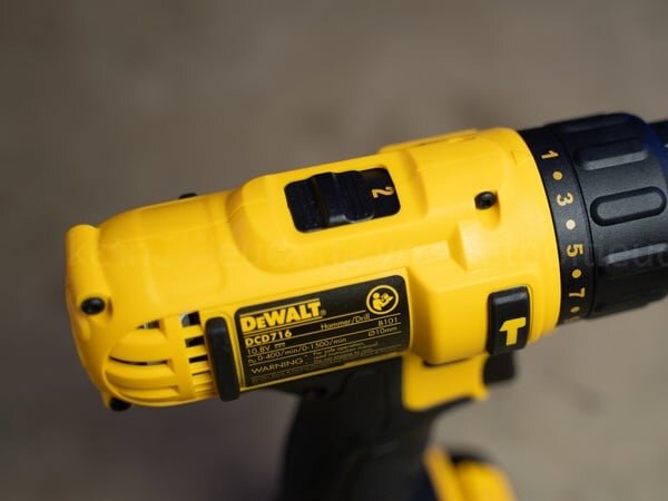 Vị trí chỉnh tốc độ khoan Máy khoan pin