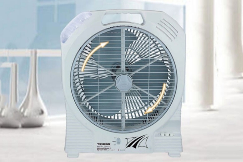 Quạt tích điện Tiross TS9173 2 Thiết kế gọn gàng, màu trắng thanh lịch (Ảnh: MediaMart).