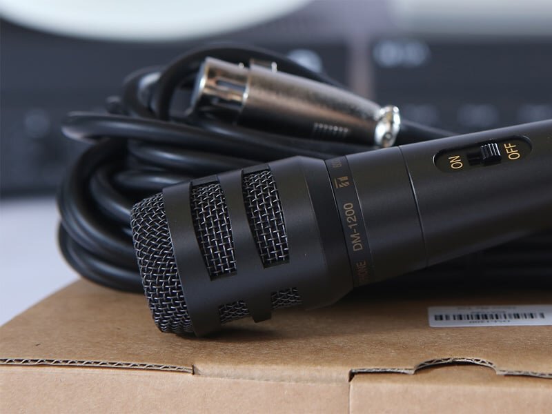 Đầu micro TOA DM-1200 bọc lưới kim loại giúp bắt âm tốt