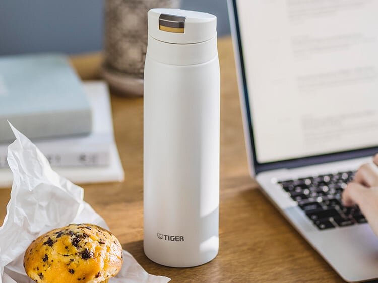 Tiger MCX-A502 được ứng dụng công nghệ thân kép inox cách nhiệt chân không Double Wall cho khả năng giữ nước nóng và nước lạnh hiệu quả