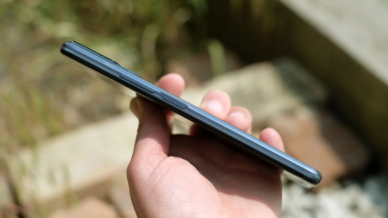 Cấu tạo nhỏ gọn của TCL 40 SE còn cho phép người dùng dễ dàng 